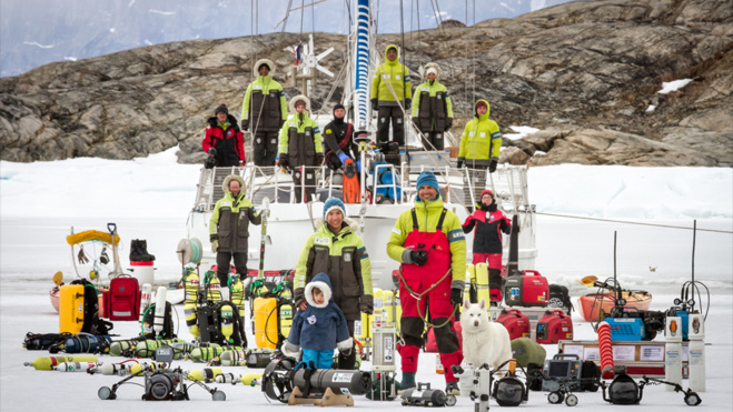 L'équipe Under The Pole devant la goélette "WHY" L'équipe Under The Pole devant la goélette "WHY"