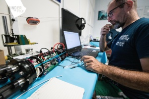 L’assemblage des systèmes électroniques embarqués dans l’habitacle. L’assemblage des systèmes électroniques embarqués dans l’habitacle.