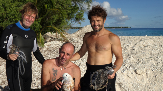 De gauche à droite : le réalisateur René Heuzey, fondateur du projet et de l'association "Un Océan de Vie", Frank Bruno et Bixente Lizarazu, membres d'honneur de l'association.