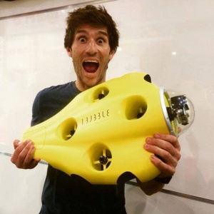Le champion d'apnée Guillaume Néry avec la toute première maquette du drone iBubble.