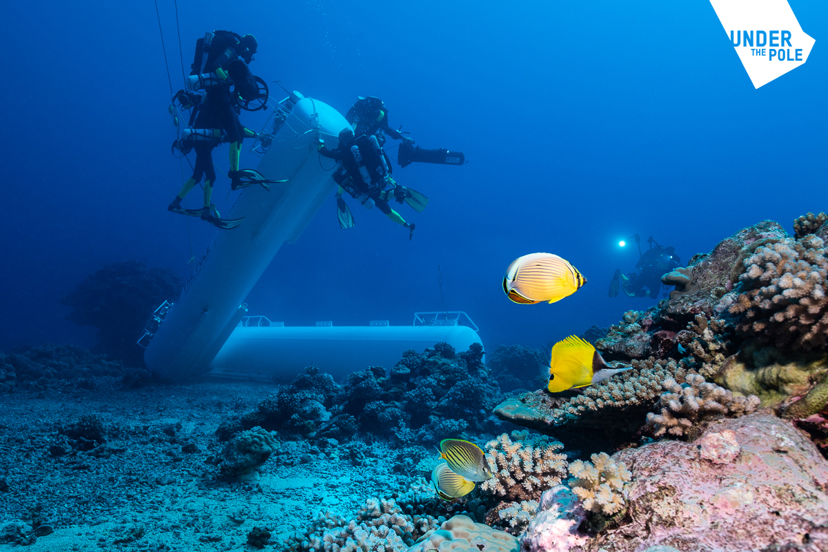 L'immersion par les plongeurs des deux ballasts de la "Capsule". L'immersion par les plongeurs des deux ballasts de la "Capsule".