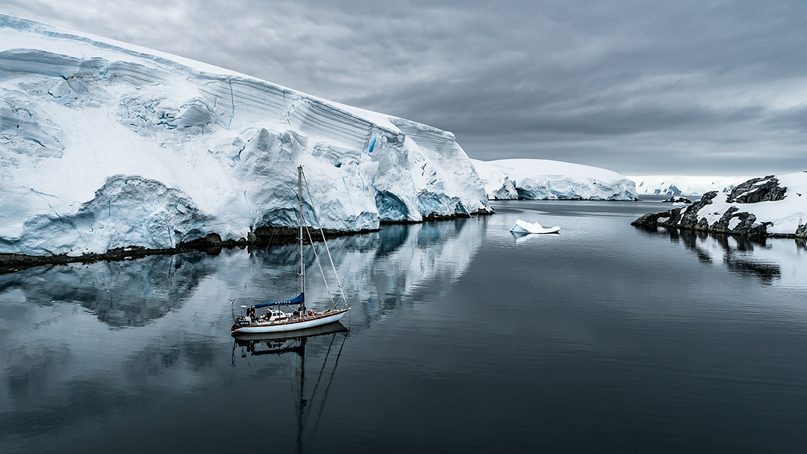 ANTARCTICA : le livre du photographe Greg Lecœur sur l'expédition polaire avec Guillaume Néry !